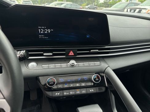 Used 2025 Hyundai Elantra Limited image 26