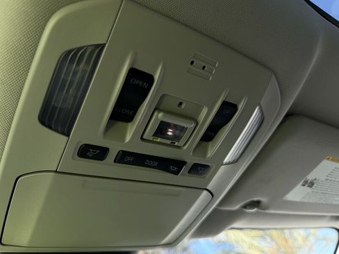 Used 2022 Toyota Highlander XLE AWD/4WD image 46