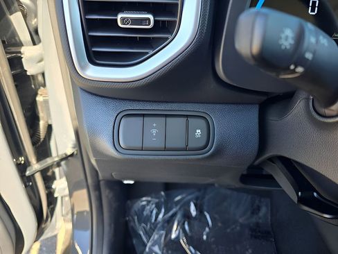 Used 2025 Hyundai Venue SEL image 17