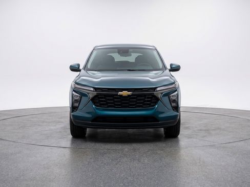 Used 2025 Chevrolet Trax LT w/ LT Convenience Package FWD image 2