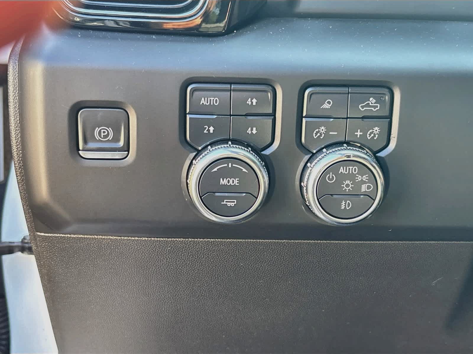 Used 2023 GMC Sierra 1500 AT4 w/ Technology Package AWD/4WD image 10