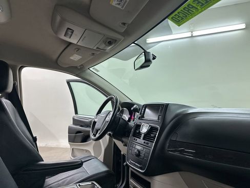 Used 2016 Chrysler Town & Country Touring image 18