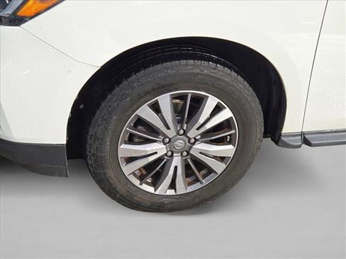 Used 2018 Nissan Pathfinder SV image 22