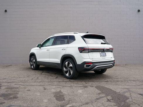 Used 2025 Volkswagen Taos SE AWD/4WD image 3