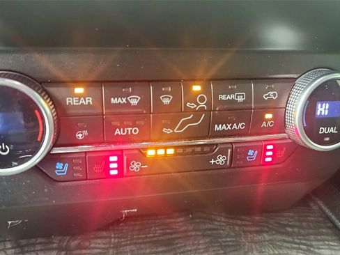 Used 2020 Ford Expedition Limited image 22