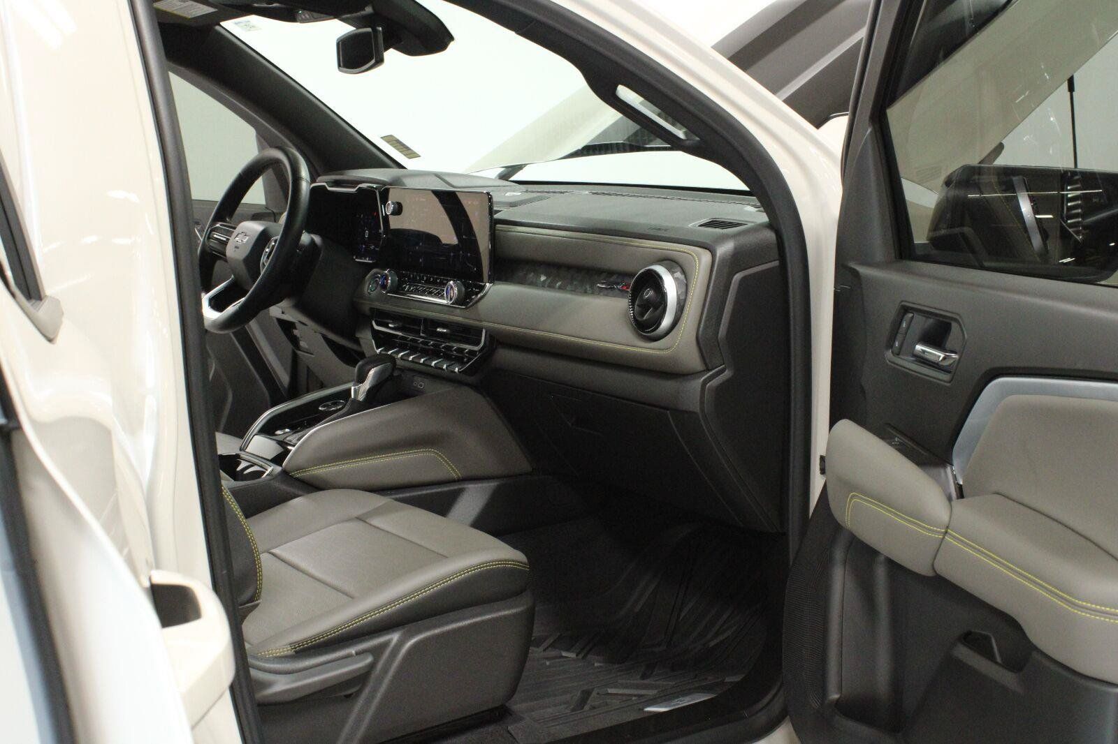 Certified 2026 Chevrolet Colorado ZR2 w/ Technology Package AWD/4WD image 11