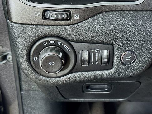 Used 2019 Jeep Cherokee Trailhawk AWD/4WD image 22