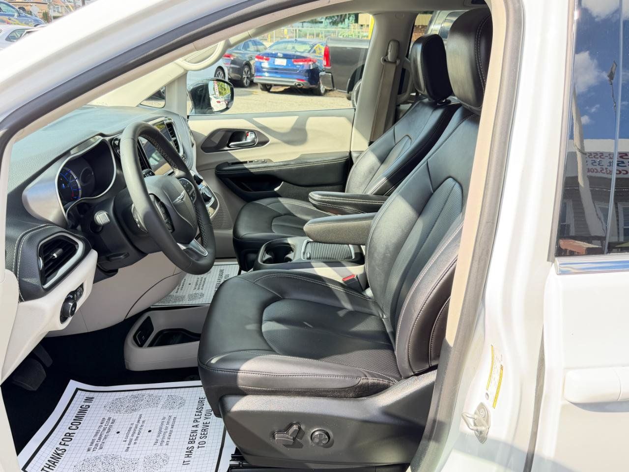 Used 2024 Chrysler Pacifica Limited FWD image 12
