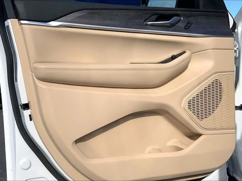 Used 2025 Jeep Grand Cherokee Limited w/ Luxury Tech Group II image 22