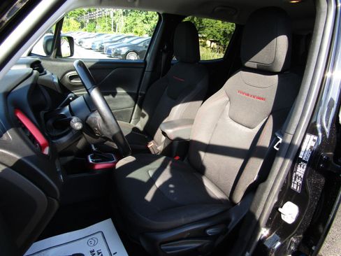 Used 2018 Jeep Renegade Trailhawk w/ UConnect 8.4 Nav Group AWD/4WD image 17