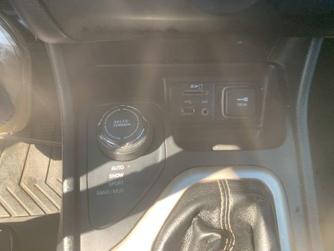 Used 2016 Jeep Cherokee Sport AWD/4WD image 17