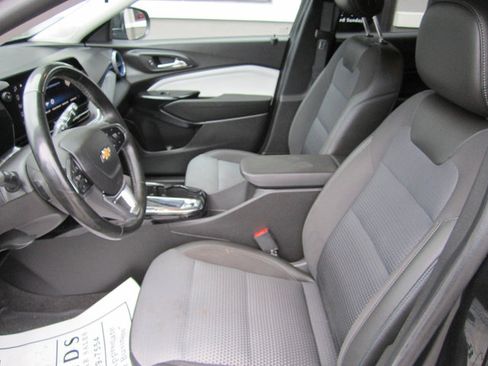 Used 2025 Chevrolet Trax LT w/ Sunroof Package FWD image 7