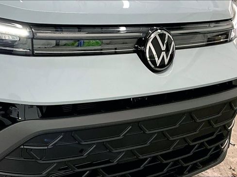 New 2026 Volkswagen Taos SE image 33