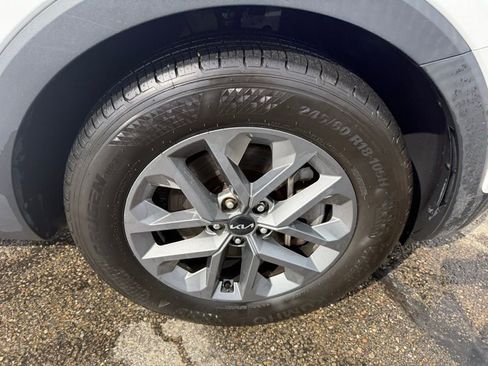 Certified 2023 Kia Telluride LX image 16