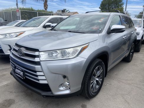 Used 2018 Toyota Highlander Plus FWD image 2