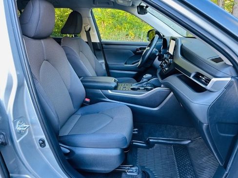 Used 2024 Toyota Highlander LE image 25