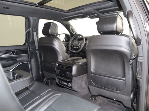 Used 2023 Jeep Wagoneer 4WD w/ Premium Group I image 18