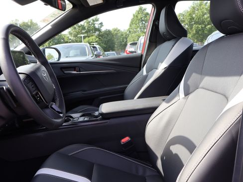 Used 2026 Toyota Camry Hybrid FWD image 19