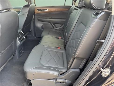Used 2025 Volkswagen Atlas SE AWD/4WD image 13