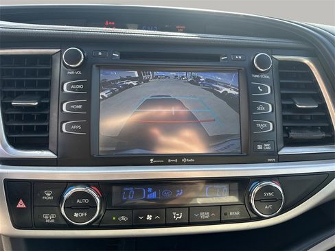 Used 2018 Toyota Highlander XLE image 17