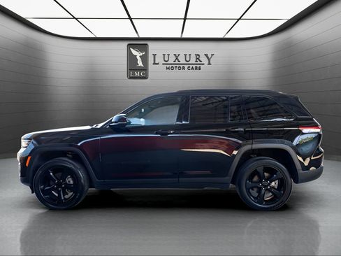 Used 2023 Jeep Grand Cherokee Altitude AWD/4WD image 5