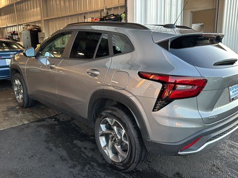 Used 2025 Chevrolet Trax LT w/ LT Convenience Package image 4