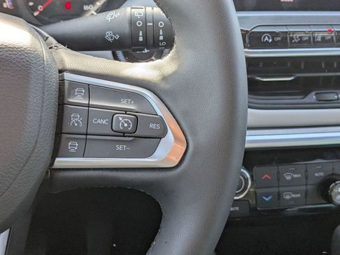 Used 2025 Jeep Compass Limited image 17