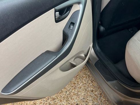 Used 2014 Hyundai Elantra SE w/ Option Group 02 FWD image 7