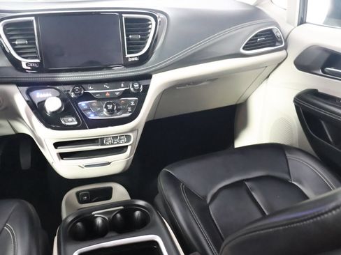 Used 2023 Chrysler Pacifica Touring-L FWD image 30