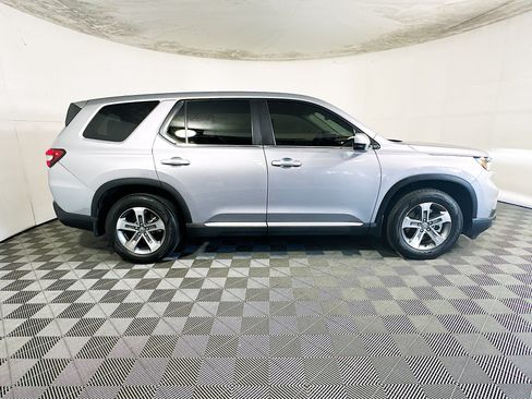 Used 2025 Honda Pilot EX-L image 2