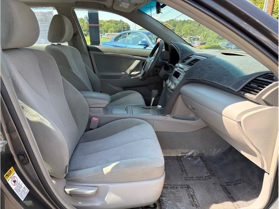 Used 2010 Toyota Camry LE FWD image 11