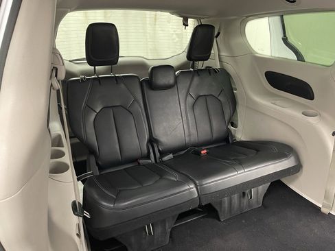 Used 2024 Chrysler Pacifica Touring-L image 15