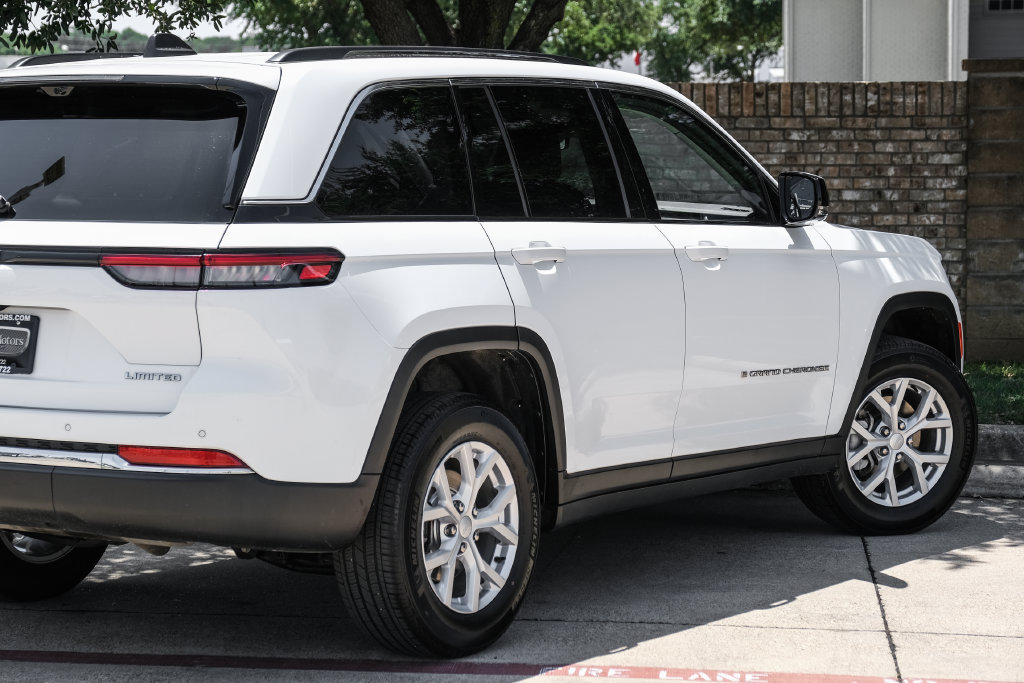 Used 2023 Jeep Grand Cherokee Limited w/ Luxury Tech Group II AWD/4WD image 17