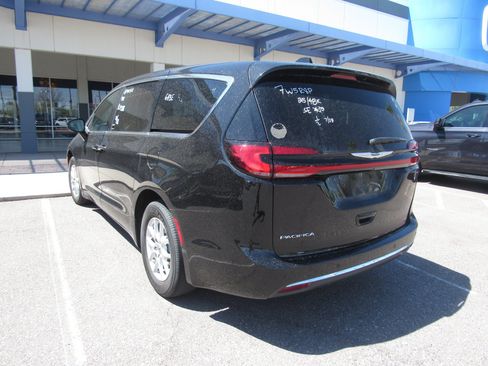 Used 2025 Chrysler Pacifica Select FWD image 4