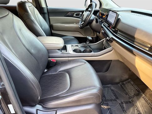 Used 2025 Kia Carnival FWD image 30