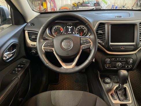 Used 2017 Jeep Cherokee Latitude w/ Cold Weather Group AWD/4WD image 17