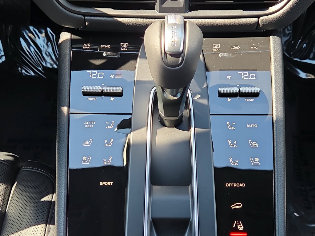 Certified 2026 Porsche Macan AWD/4WD image 17