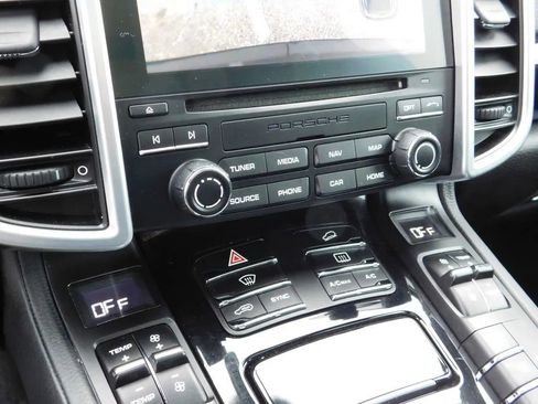 Used 2017 Porsche Cayenne Platinum Edition image 21