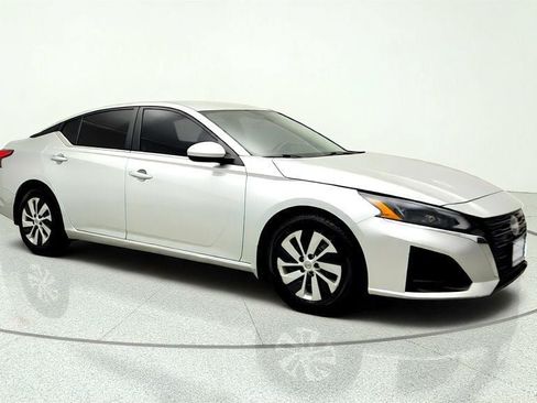 Used 2023 Nissan Altima 2.5 S FWD image 3