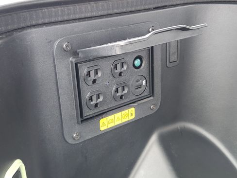 Used 2022 Ford F150 Lightning Lariat image 41