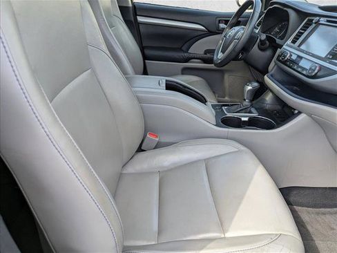Used 2016 Toyota Highlander XLE image 29
