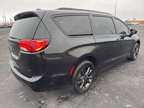 Used 2020 Chrysler Pacifica Touring-L w/ Advanced Safetytec Group image 4