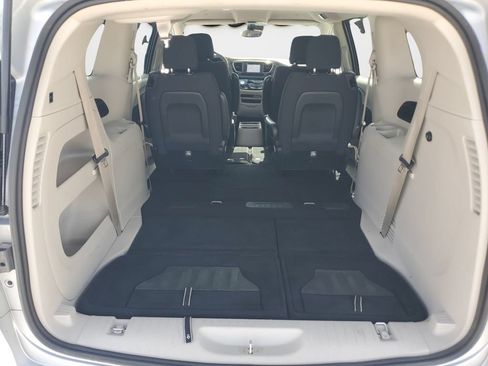 Used 2023 Chrysler Voyager LX FWD image 9