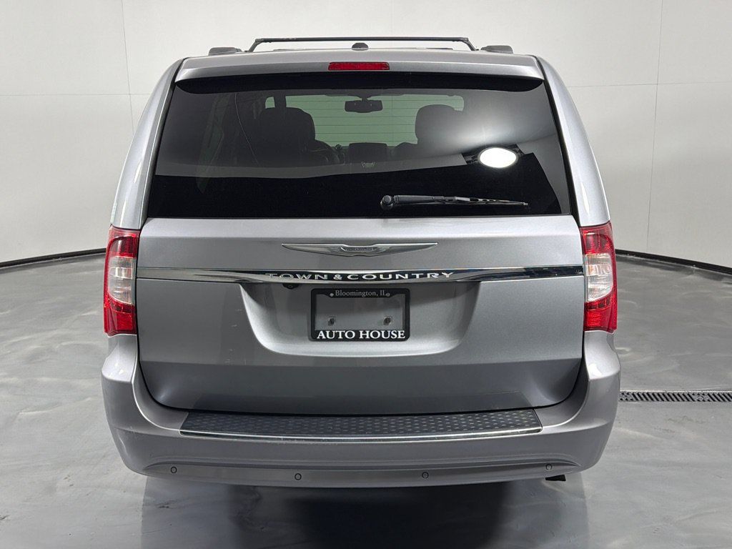 Used 2014 Chrysler Town & Country Touring-L FWD image 5