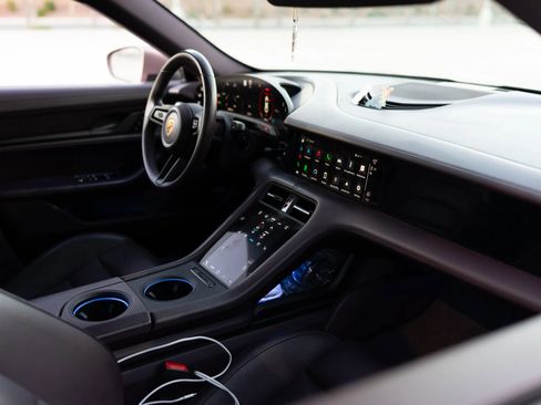 Used 2021 Porsche Taycan image 22