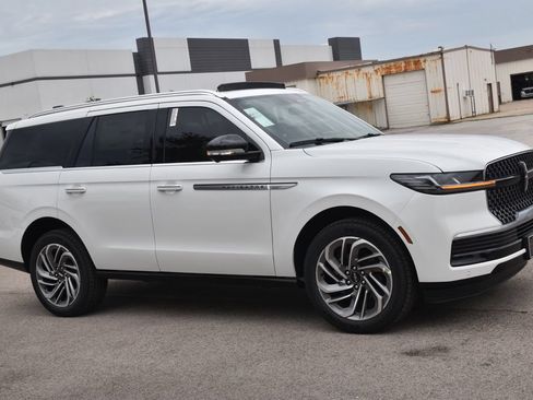 New 2026 Lincoln Navigator Reserve AWD/4WD image 4