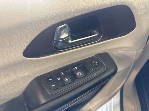 Used 2023 Chrysler Voyager LX FWD image 18