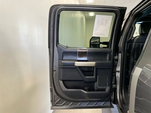 Used 2022 Ford F250 Lariat w/ Black Appearance Package image 9