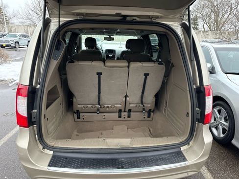 Used 2015 Chrysler Town & Country Touring-L w/ Driver Convenience Group image 5