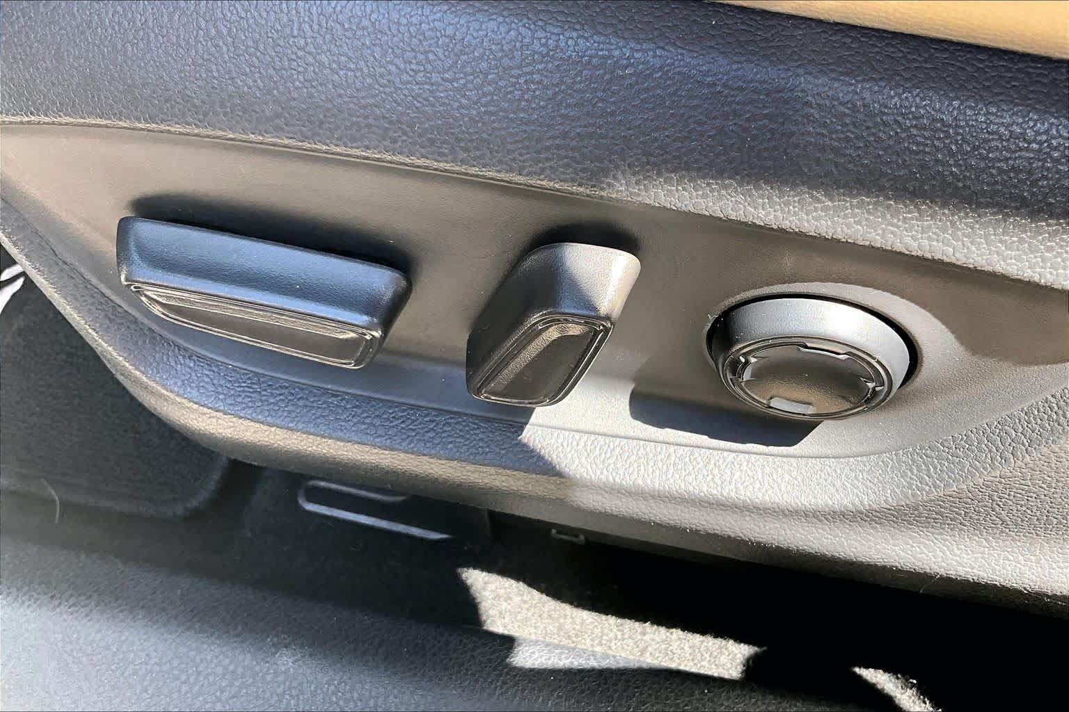 Used 2019 Toyota Avalon Limited FWD image 35